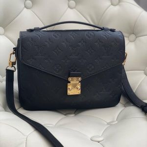🖤 Louis Vuitton Pochette Métis in Noir